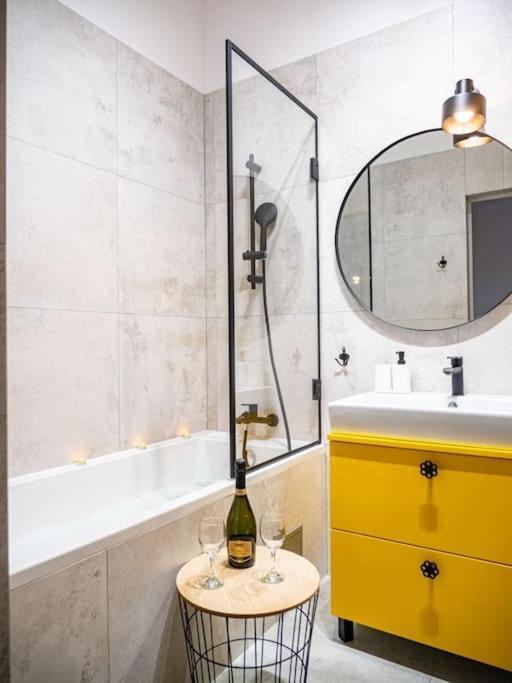 Chic Apartment In Historic Koneser Area Warszawa Eksteriør billede