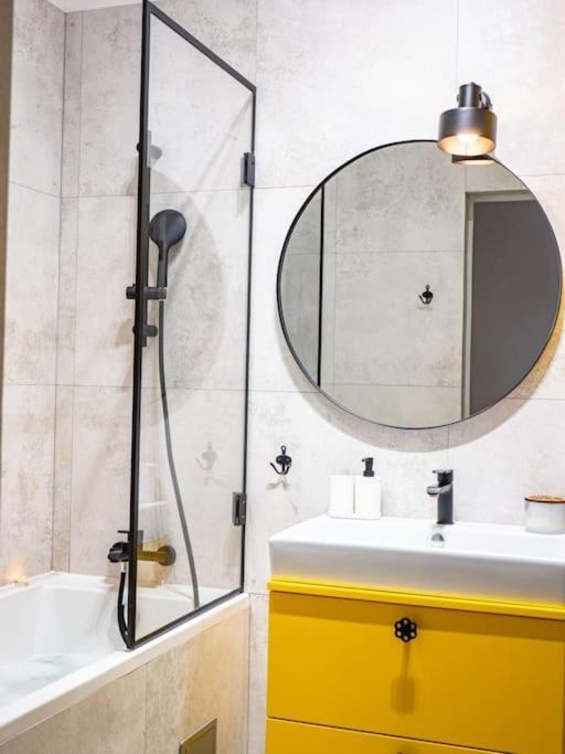 Chic Apartment In Historic Koneser Area Warszawa Eksteriør billede