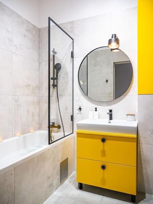 Chic Apartment In Historic Koneser Area Warszawa Eksteriør billede