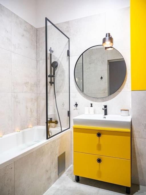 Chic Apartment In Historic Koneser Area Warszawa Eksteriør billede